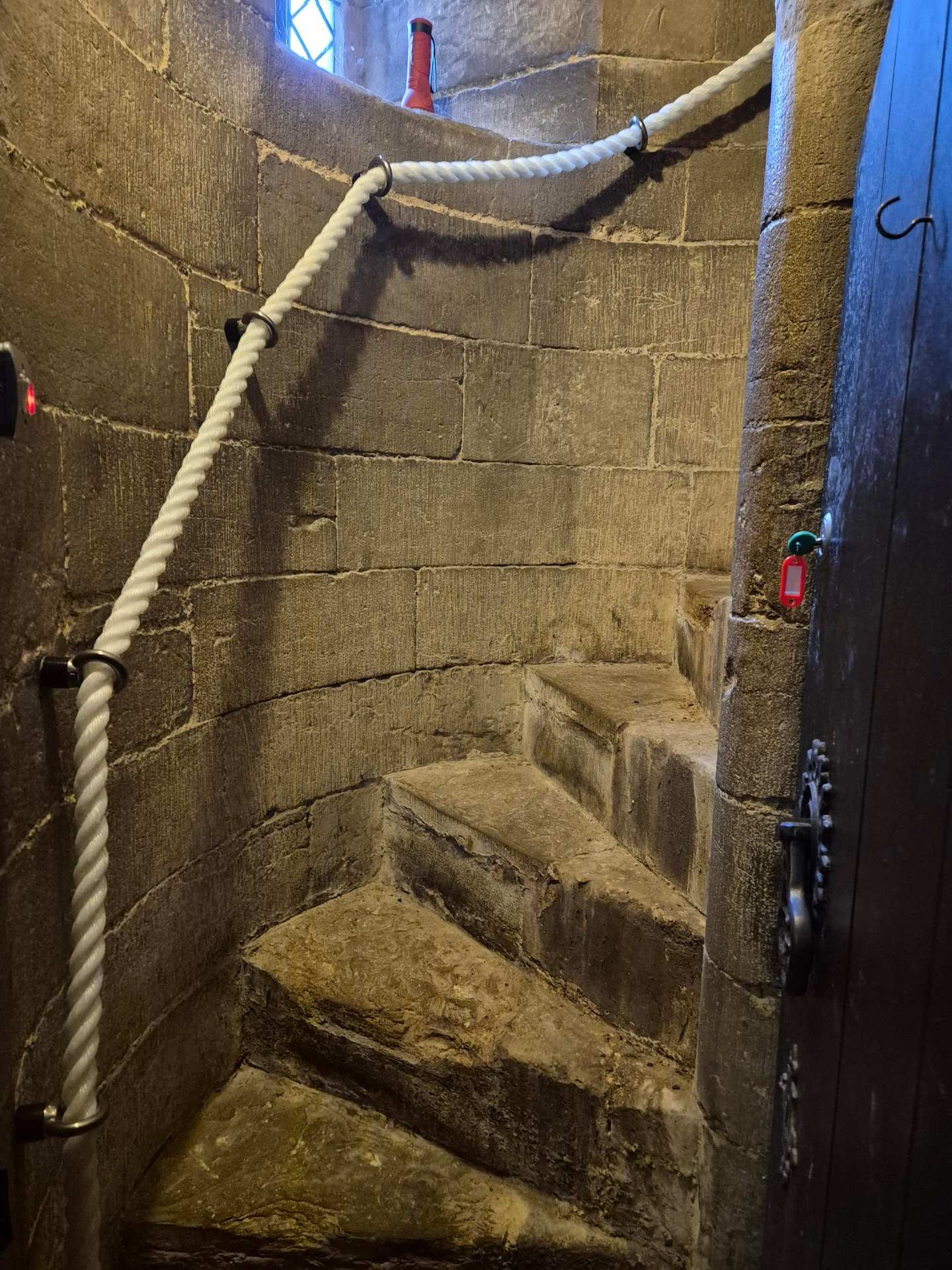 staple-spun-rope-stair-handrail